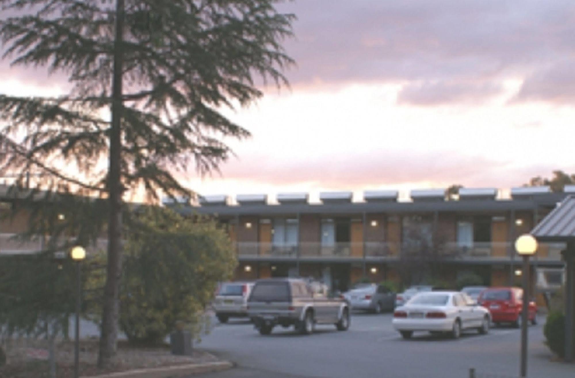 Red Cedars Motel Canberra Esterno foto